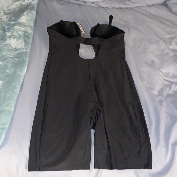 XL SKIMS Deep Plunge Shapewear Mid Thigh Bodysuit in Onyx New With Tags - Picture 9 of 9